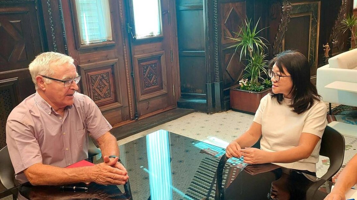 El alcalde de València, Joan Ribó, junto a la representante del máximo accionista del Valencia CF, Layhoon Chan, en la reunión que han mantenido sobre el nuevo Mestalla. - AYUNTAMIENTO DE VALÈNCIA