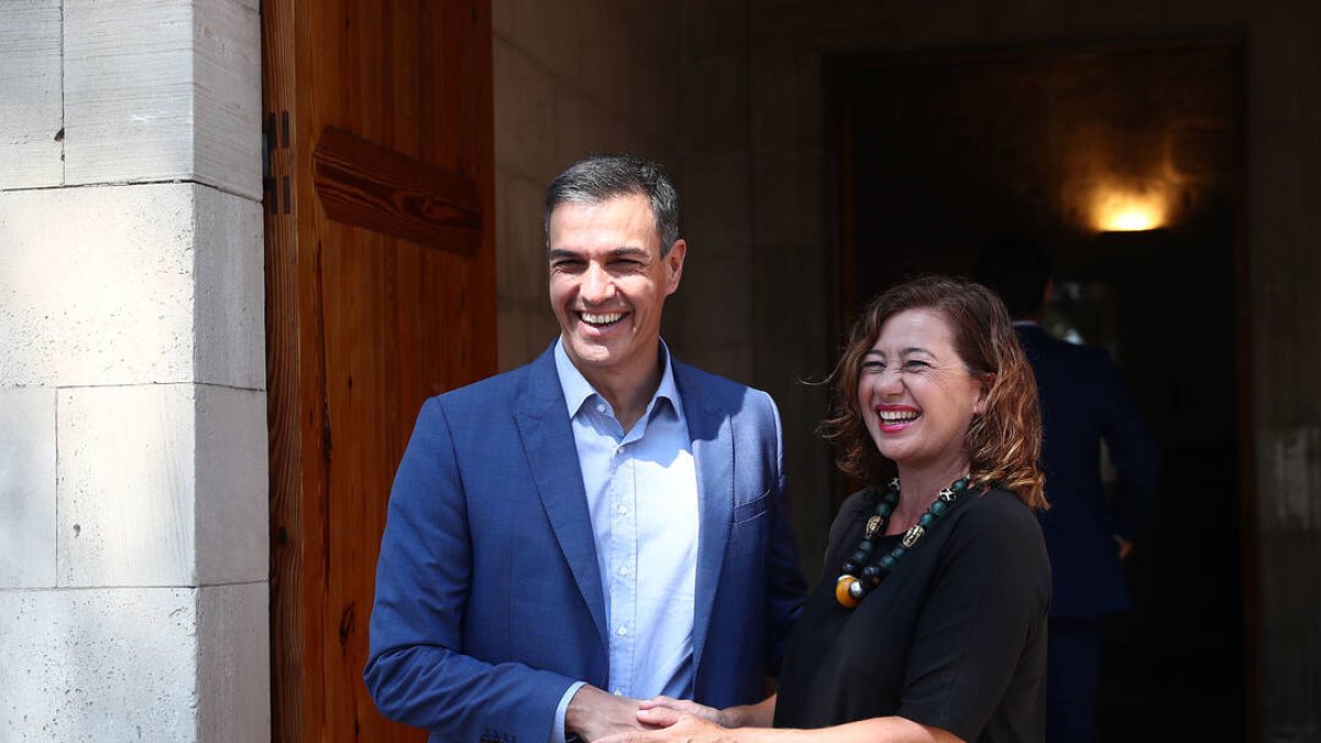 Sánchez, junto a la presidenta de Baleares, Francina Armengol.