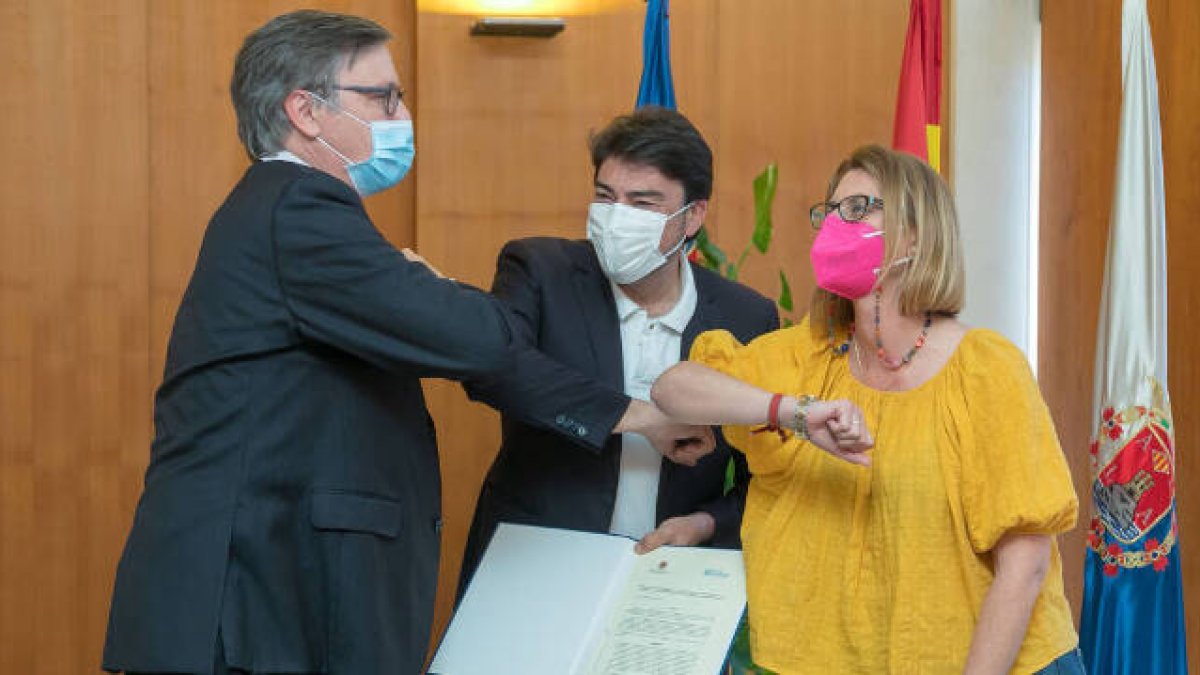 Javier Díez, director general de Aguas Municipalizadas de Alicante; Luis Barcala, alcalde de Alicante; y Mari Carmen Sánchez, la vicealcaldesa de Alicante