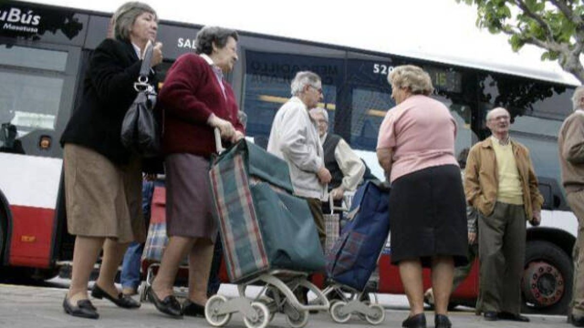Señoras con carritos de la compra ¿serán agraciadas con un carro de la Diputación?
