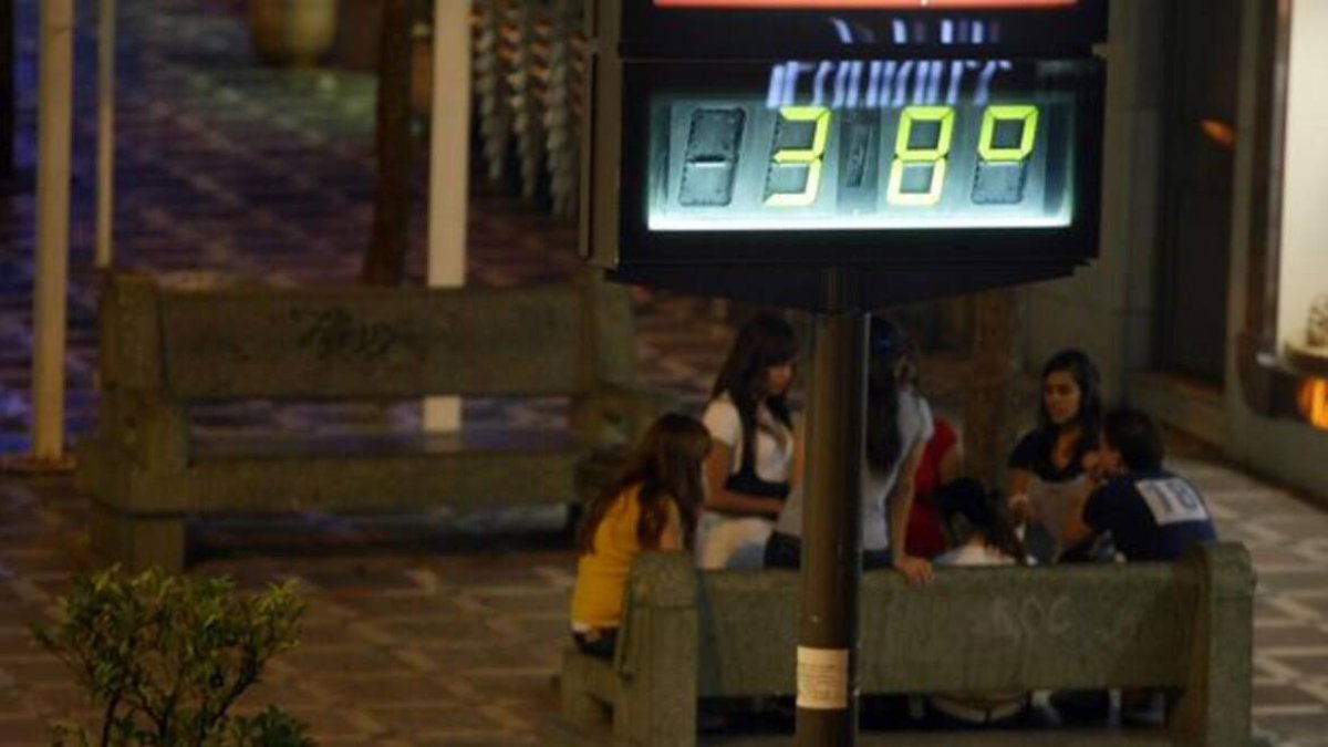 Imagen archivo de un termómetro en València durante la noche.