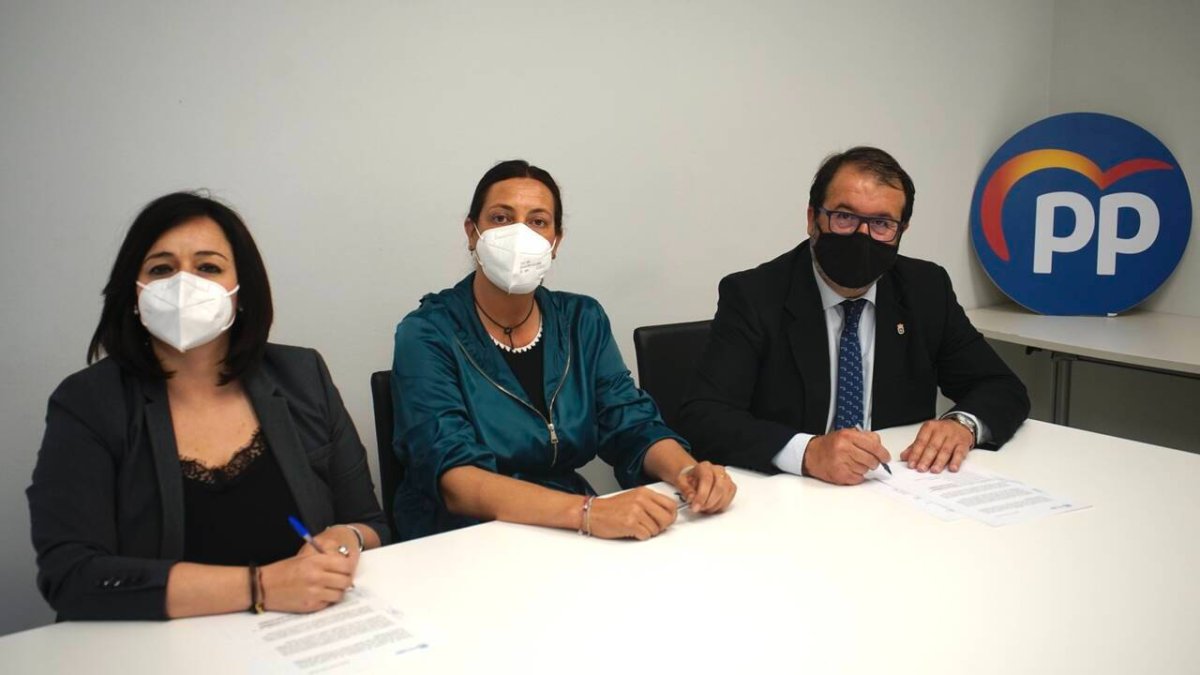 Virginia Pérez, Loles López y Juan Ávila en la sede del PP de Sevilla.