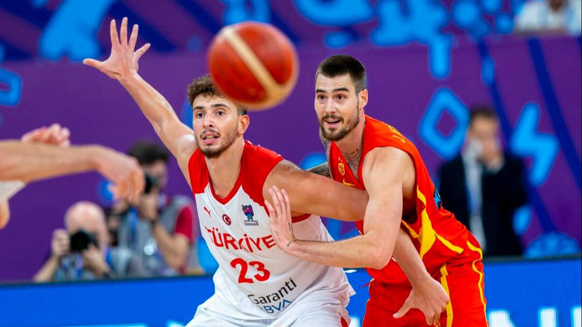 Juancho Hernangómez, luchando por un balón con turco Sengun.