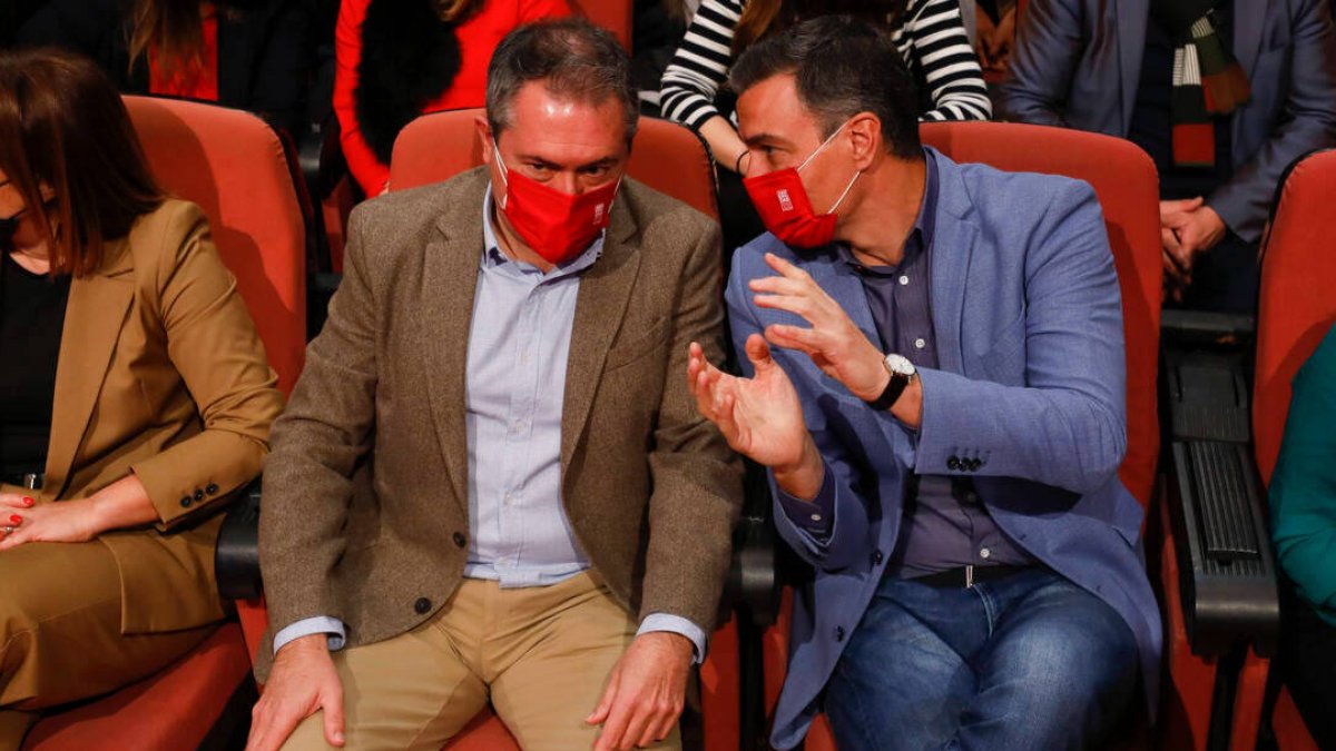 El presidente del Gobierno y secretario general del PSOE, Pedro Sánchez, con el candidato a la Junta, Juan Espadas, en el mitin de enero en Granada.