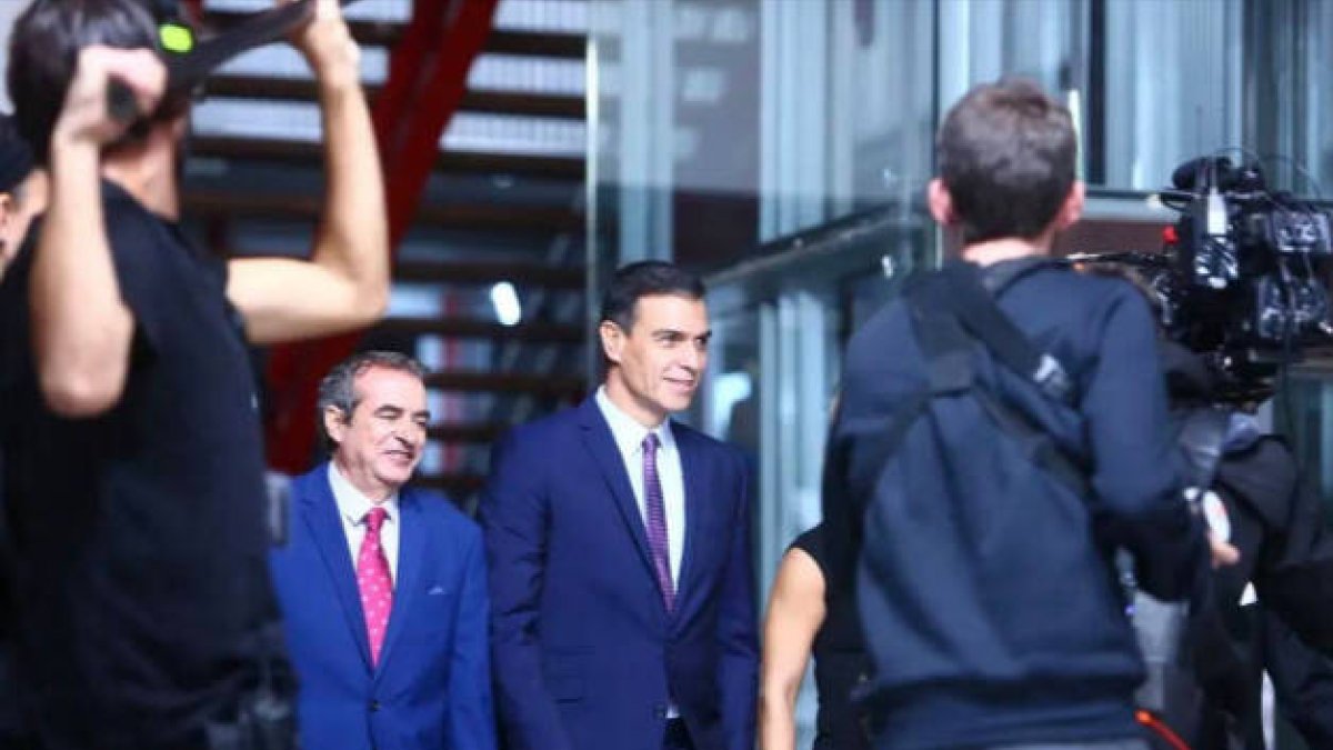Pedro Sánchez rodeado de cámaras de televisión