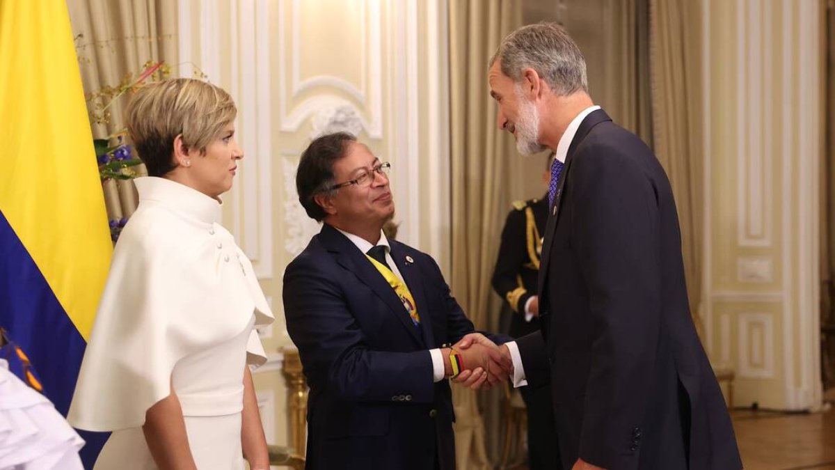 El Rey saluda al nuevo presidente de Colombia.