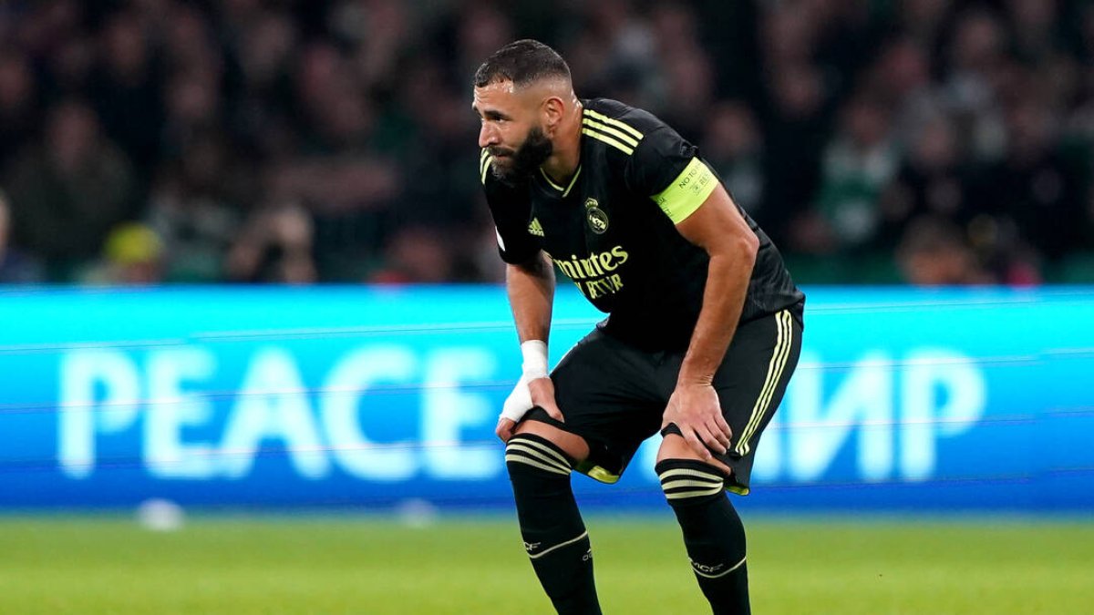 Benzema se duele sobre el césped de Celtic Park.