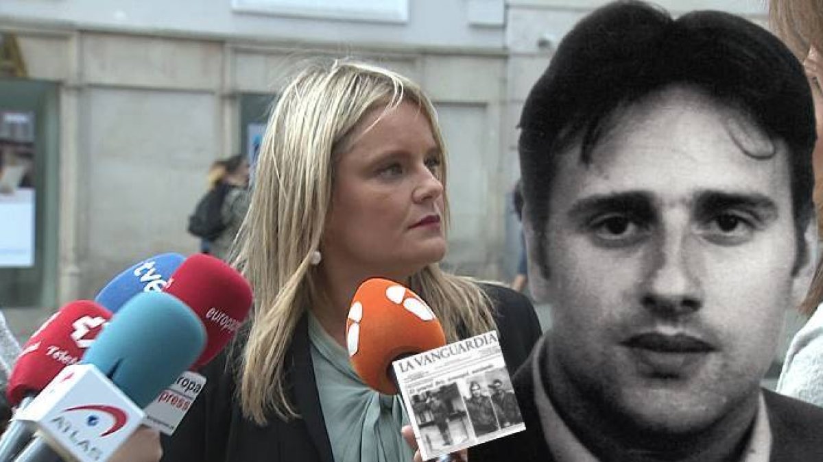 Mari Mar Blanco junto a una foto de su hermano Miguel Ángel.