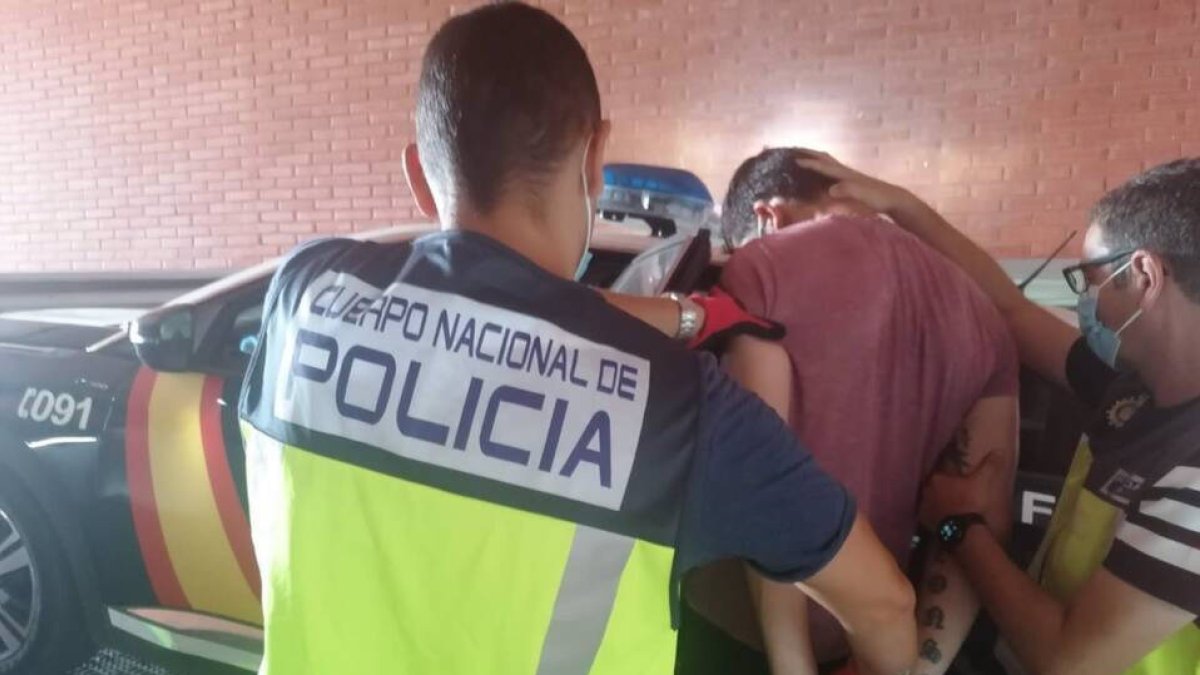 La Policía Nacional detiene al atracador de una pizzería en Elche.