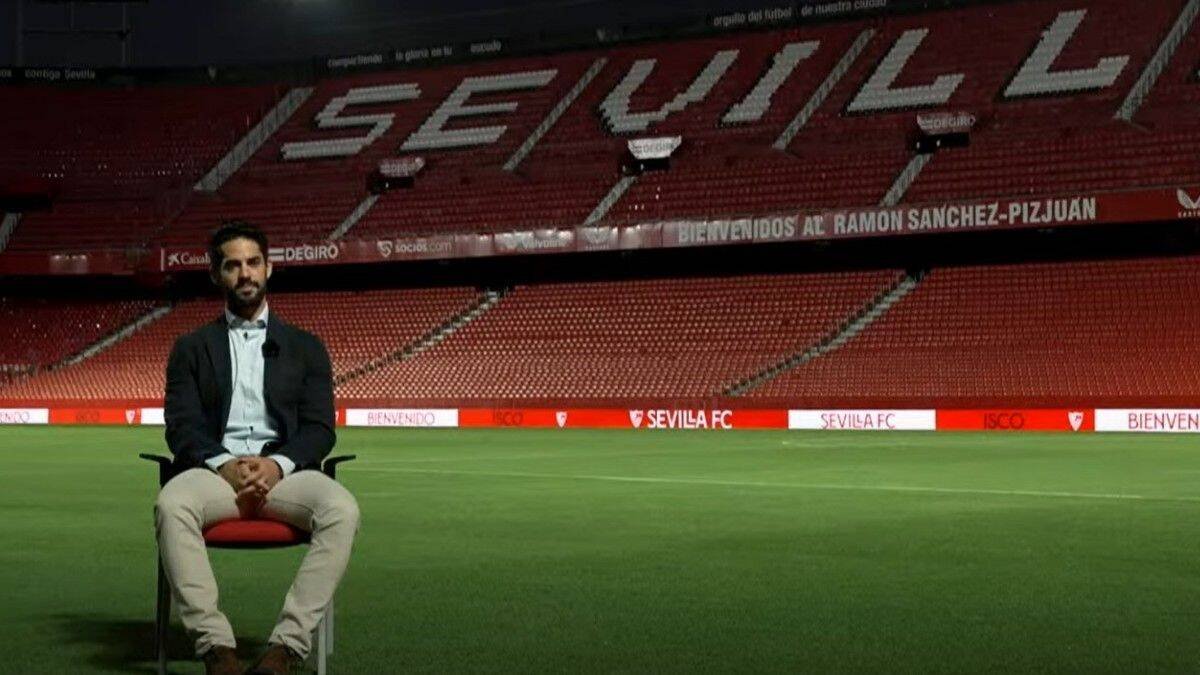 Isco atiende a los medios oficiales del Sevilla.