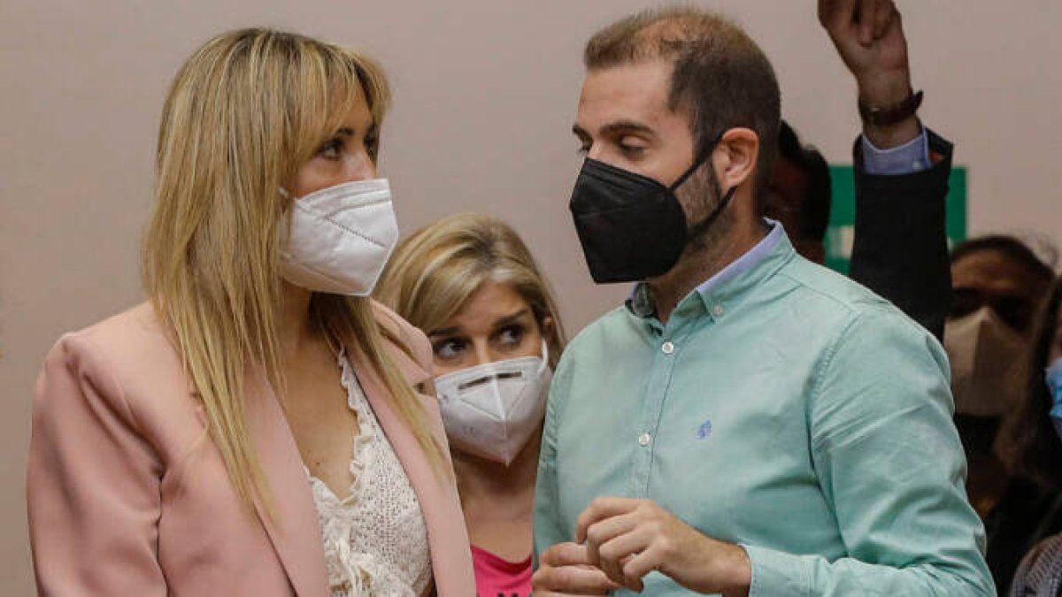 La nueva síndica del Partido Popular en Les Corts, Eva Ortiz, y el diputado Jesús Salmerón