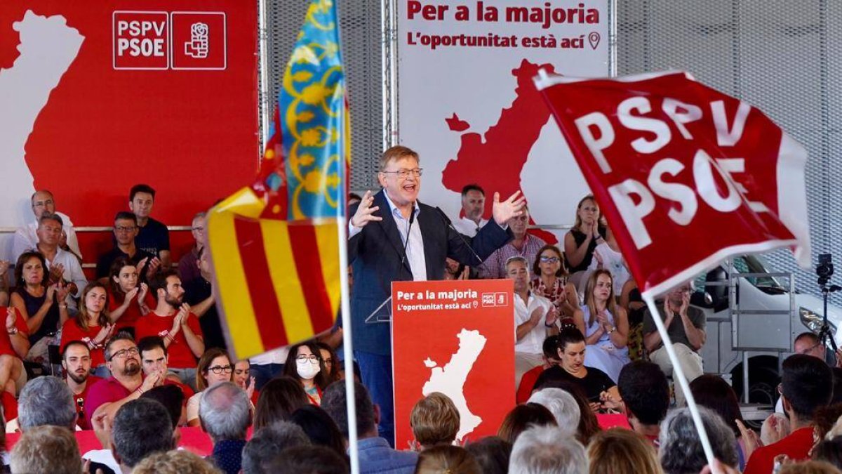 El president y secretario general del PSPV-PSOE, Ximo Puig, ha clausurado junto a la ministra Diana Morant, el secretario general socialista en la líder secretaria general del PSPV-PSOE de Valencia ciudad, Sandra Gómez, el Día de la Rosa