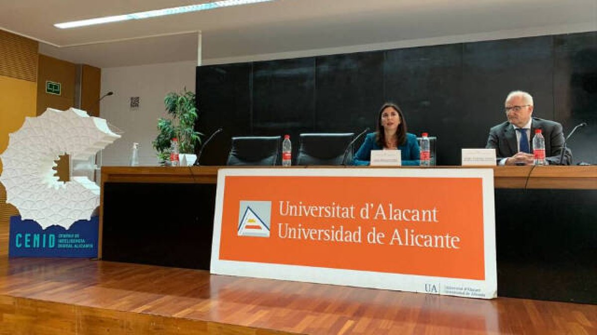 Borja Adsuara, experto en derecho, estrategia y comunicación digital y Carmen Juanatey, catedrática de Derecho Internacional Público y Derecho Penal de la UA