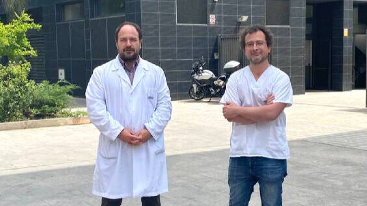 Los doctores Piñero y Romero, ante las instalaciones del Instituto Valenciano de Oncología (IVO).
