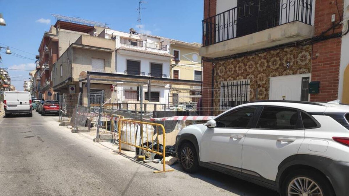 Obras en la Calle Colón de La Pobla de Vallbona.