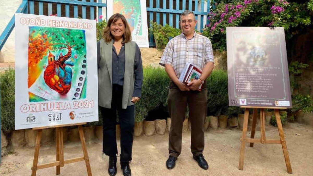 Mar Ezcurra, concejal de Cultura y Aitor Larrabide, director de la Fundación Cultural Miguel Hernández