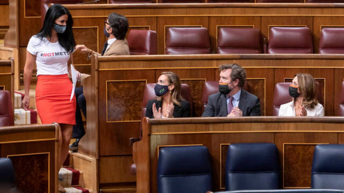 La portavoz adjunta de Vox en la Comisión de Igualdad del Congreso, Carla Toscano, con una camiseta de