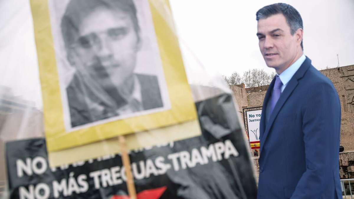 Sánchez emponzoña los homenajes a Miguel Ángel Blanco con su entrega a Bildu