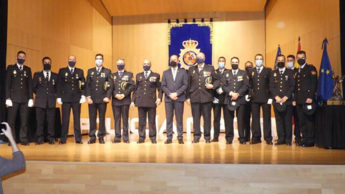 El alclade de Orihuela, Emilio Bascuñana, junto a los agentes y altos cargos de la Policía Nacional