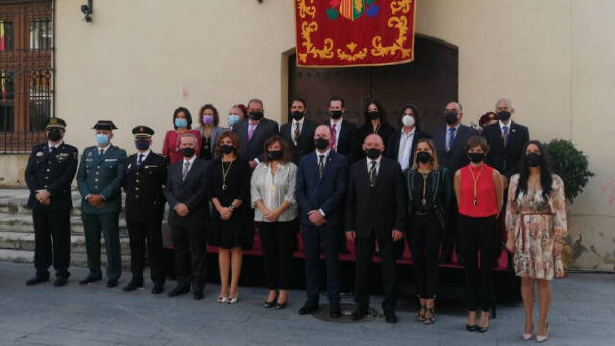 Corporación Municipal de Orihuela junto a los altos cargos de las Fuerzas de Seguridad el Día 9 de Octubre