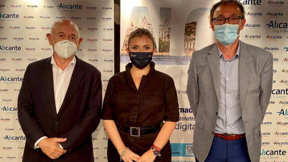 Presentación del Congreso Internacional sobre Teletrabajo y Nómadas Digitales. En la foto Antonio Fernández, Mari Carmen Sánchez y Rafael Lafont