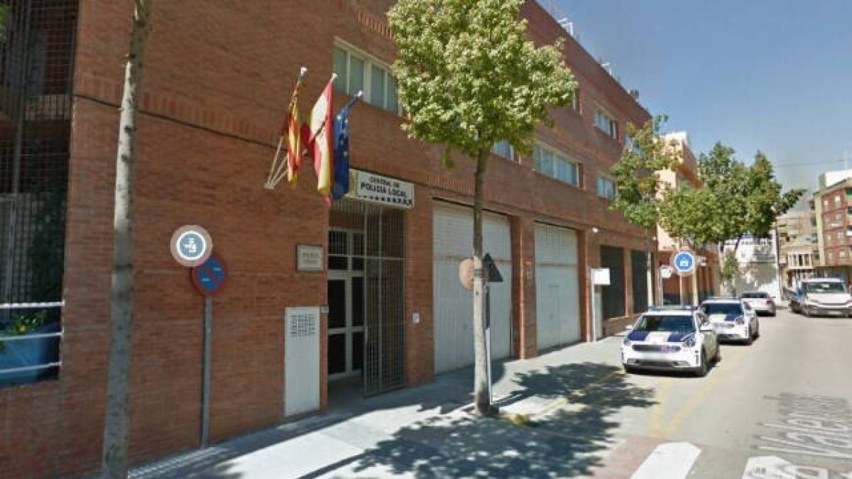 Un hombre con un cuchillo amenaza a la policía tras saltarse el toque de queda