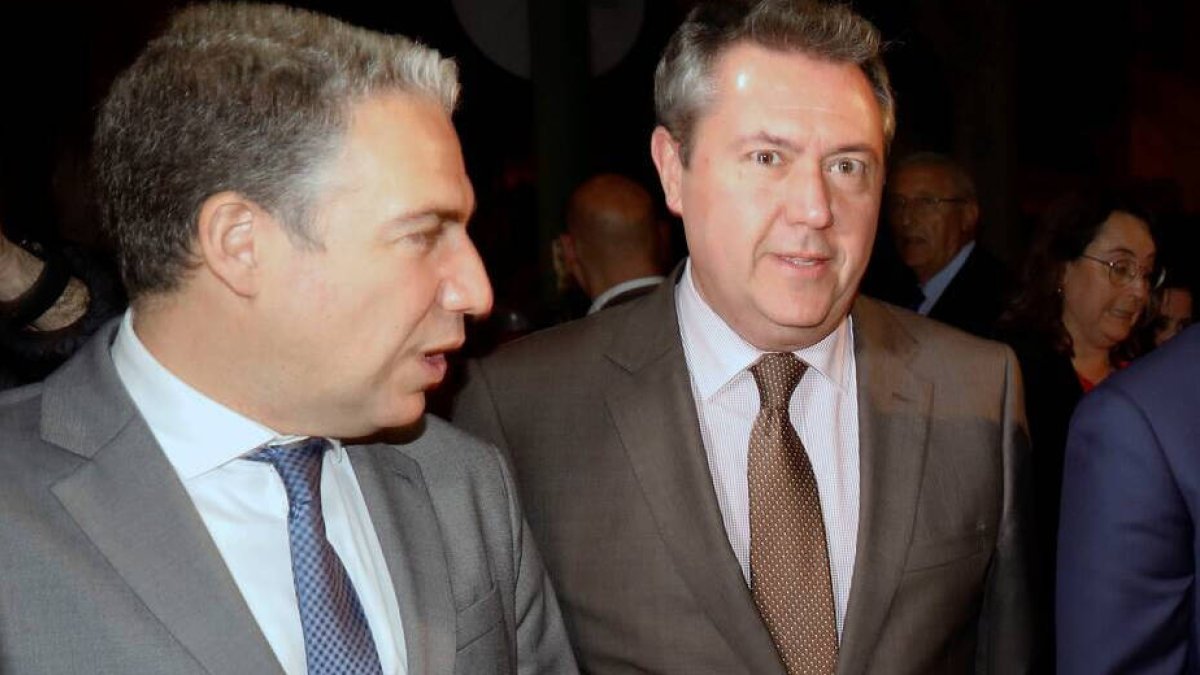 El portavoz del Gobierno de la Junta de Andalucía y coordinador nacional del PP, Elías Bendodo, junto al candidato del PSOE-A a la presidenta de la Junta, Juan Espadas.