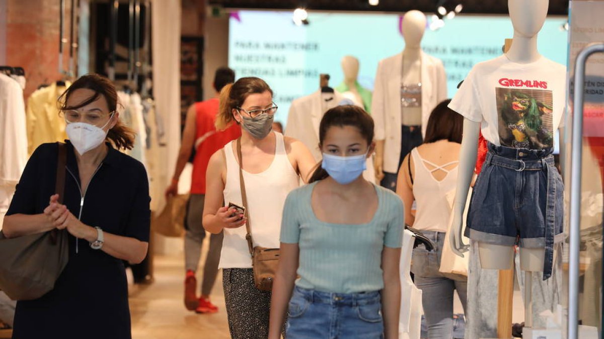 Imagen de un centro comercial con personas utilizando la mascarilla en su interior - ARCHIVO