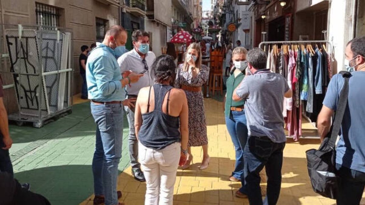 El alcalde de Alicante, Luis Barcala, junto a la vicealcaldesa y la concejal de Comercio han visitado la calle de las setas