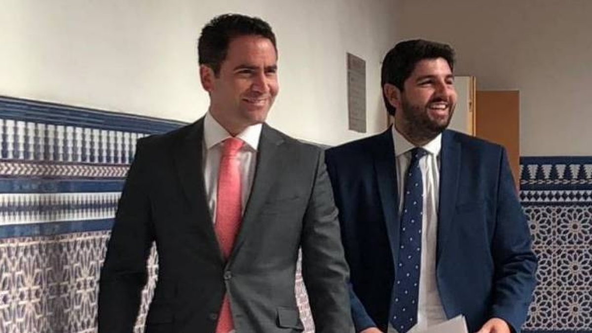 El presidente de Murcia, López Miras, junto con Teodoro García Egea.