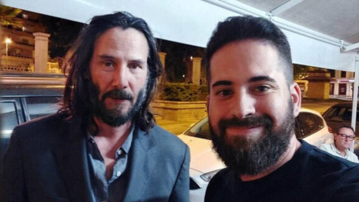 El actor Keanu Reeves en Jerez junto a un seguidor que ha publicado la imagen en redes sociales.