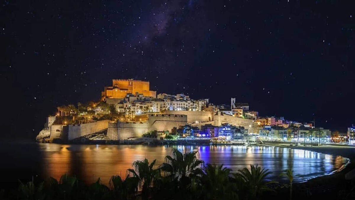 El castillo de Peñíscola iluminado.