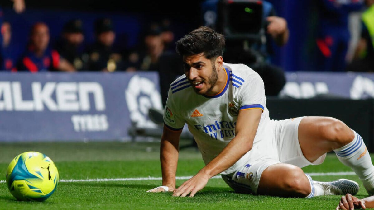 Marco Asensio persigue un balón durante un partido con el Real Madrid