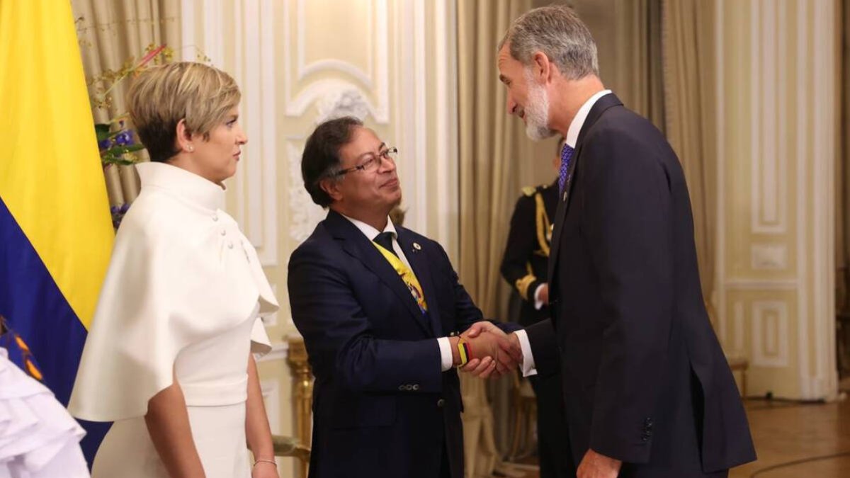 El Rey Felipe VI saluda al recién investido presidente de Colombia, Gustavo Petro.