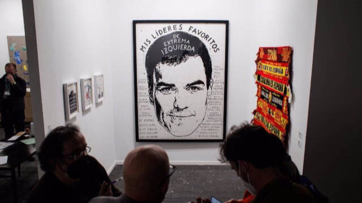 La obra 'Mis líderes favoritos de extrema izquierda' del autor Riiko Sakkimen, en la galería Forsblom un día antes de la inauguración de ARCOmadrid 2022.