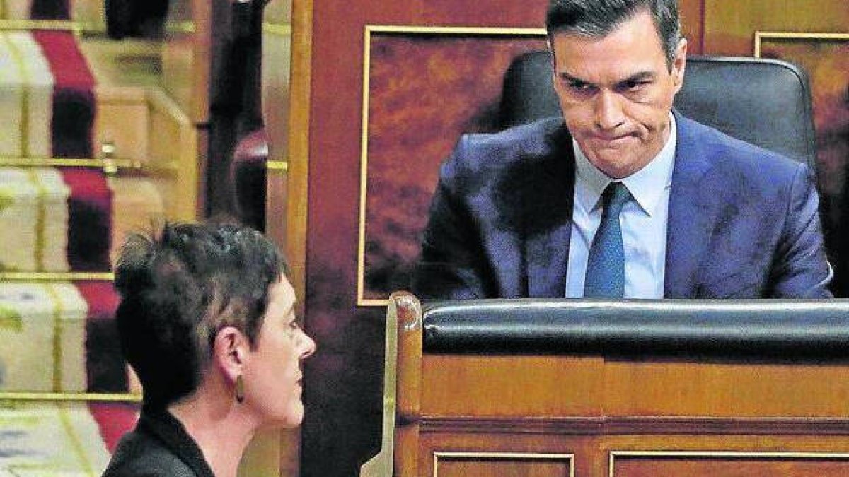 Pedro Sánchez y Mertxe Aizupurua (Bildu)