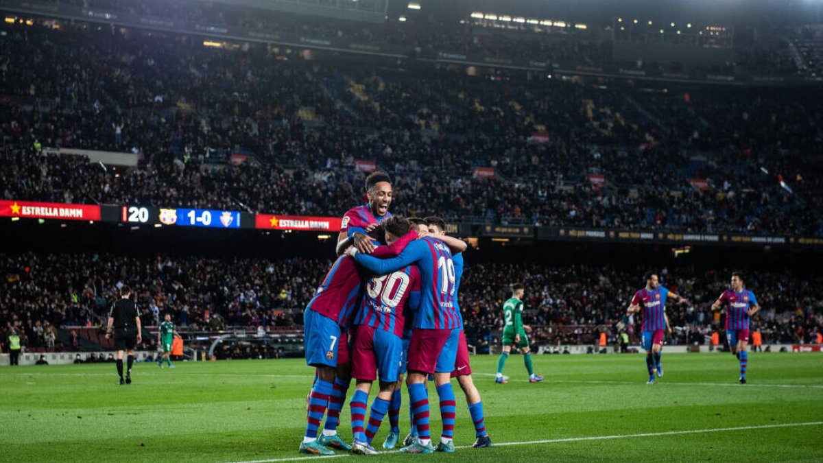 Los jugadores del Barcelona celebran uno de los goles