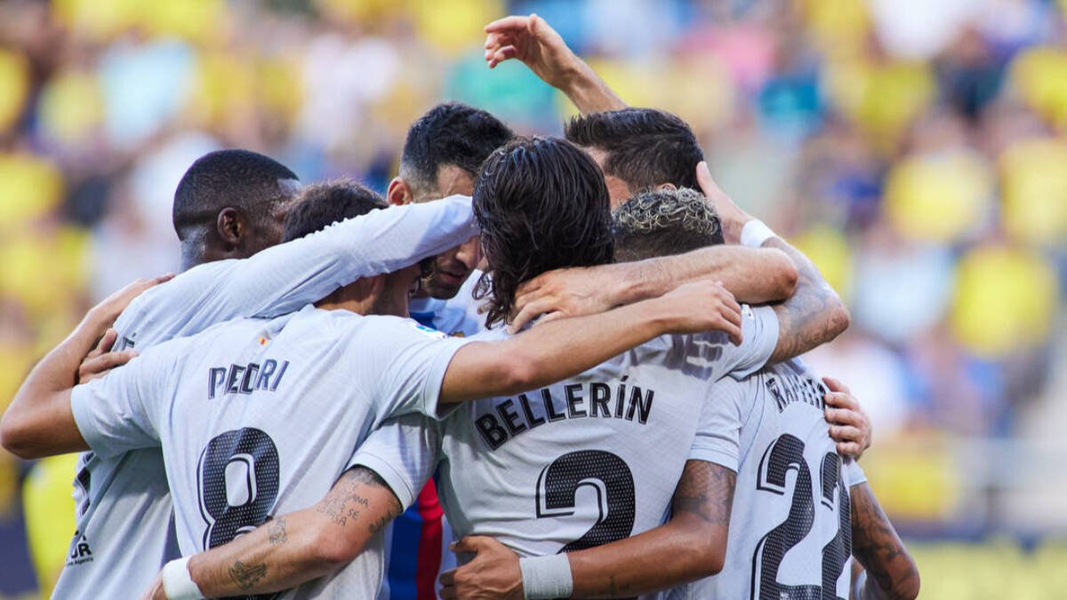 Un infarto en la grada de Cádiz paraliza un encuentro que ganó el Barça (0-4)