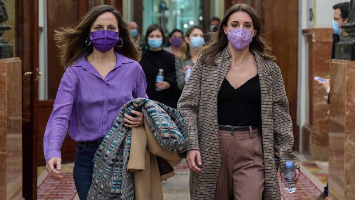 Irene MOntero e Ione Belarra a su salida de una sesión plenaria en el Congreso de los Diputados