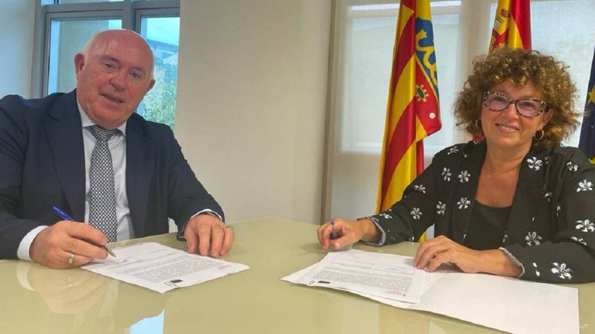Josefina Bueno y Joaquín Pérez firman el convenio del Centro del Envejecimiento