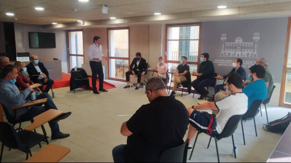 El alcalde de Alicante, Luis Barcala, durante la reunión con colectivos herculanos