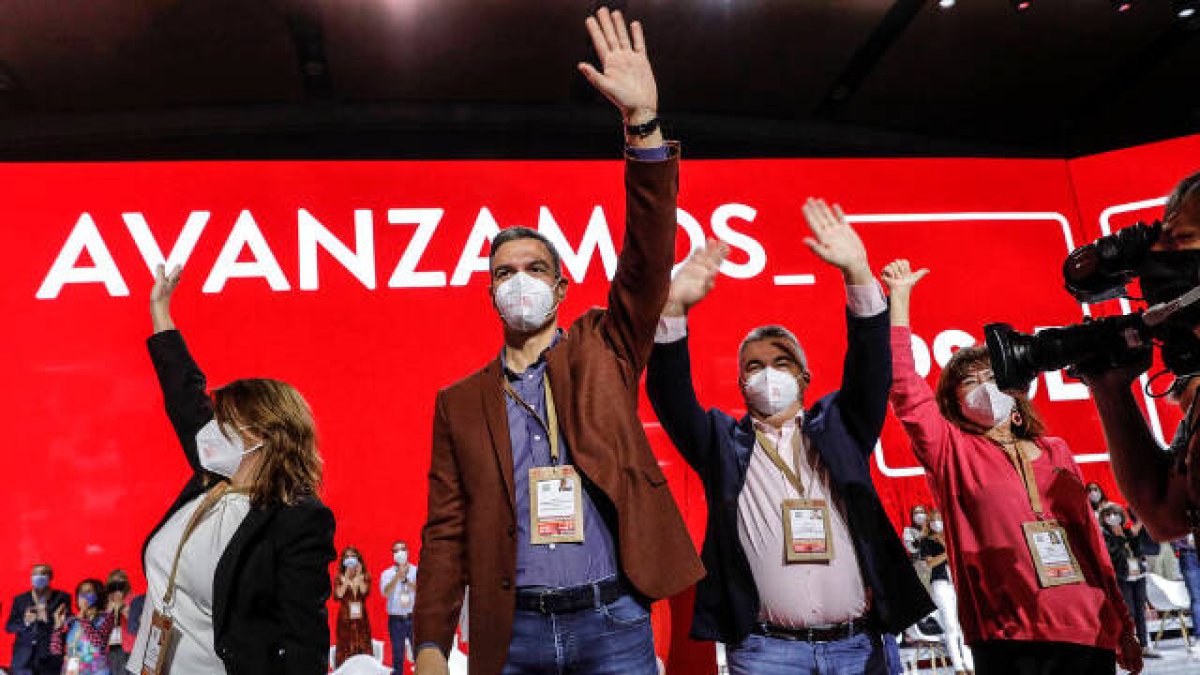 La vicesecretaria general del PSOE, Adriana Lastra; el presidente del Gobierno, Pedro Sánchez; el secretario de Organización del PSOE, Santos Cerdán y la presidenta del PSOE, Cristina Narbona, en el 40 Congreso Federal del PSOE.