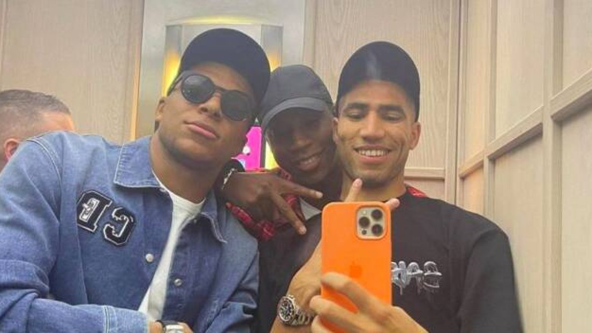 Imagen de Mbappé y Achraf que compartió el delantero francés en su cuenta de Instagram.