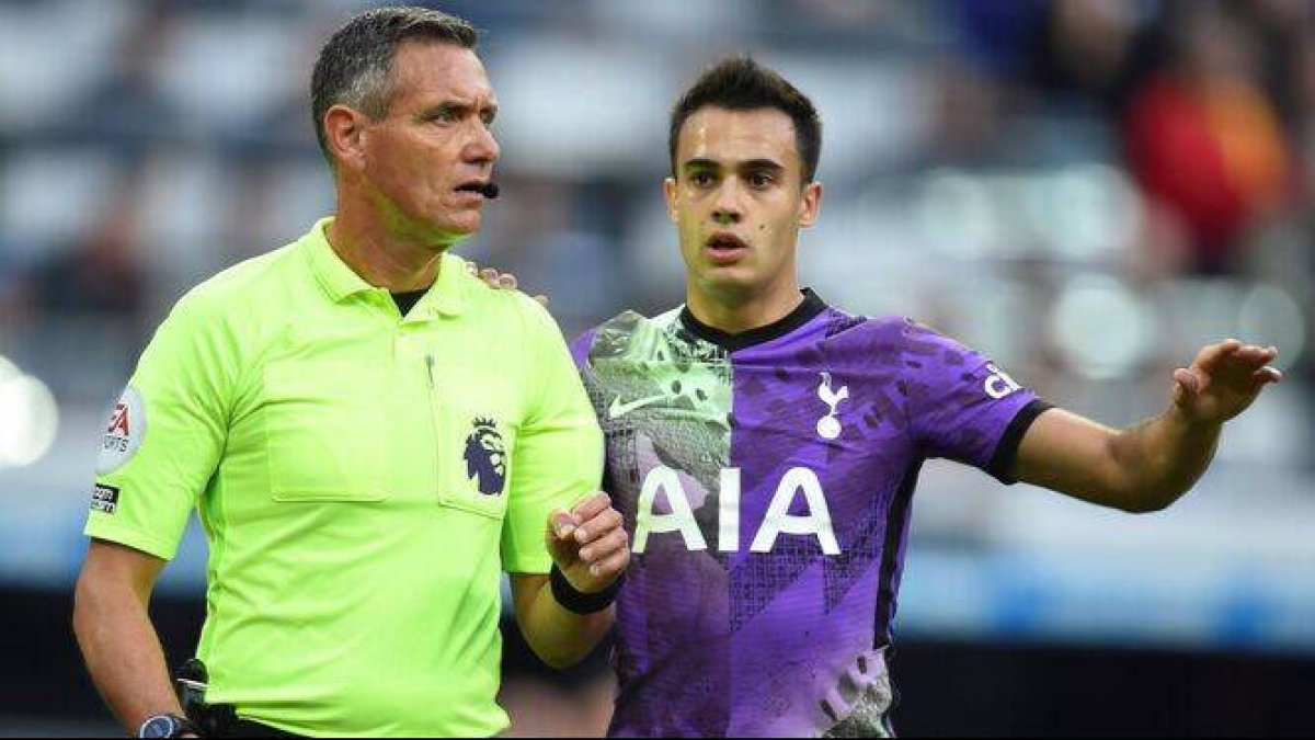 Reguilón se gana al fútbol británico tras su gesto con un aficionado
