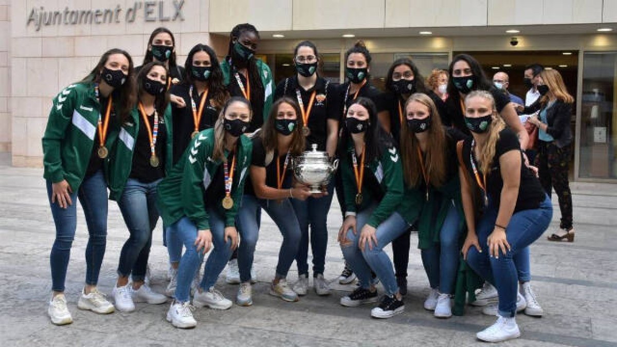 Las 'Guerreras ilicitanas' en la puerta del Ayuntamiento de Elche