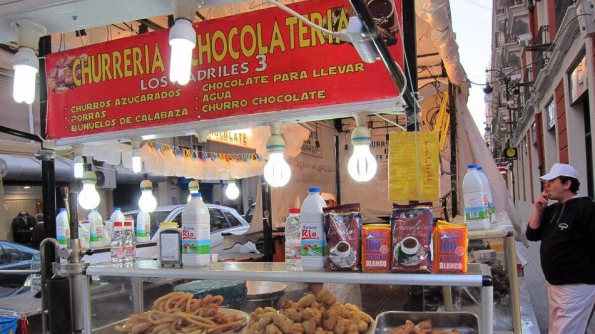 Imagen de archivo de un puesto ambulante de churros y buñuelos.