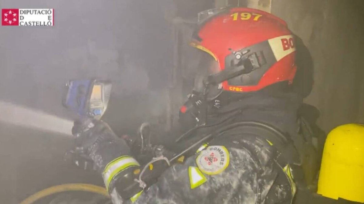 Un bombero sofocando el incendio de una vivienda en Onda.
