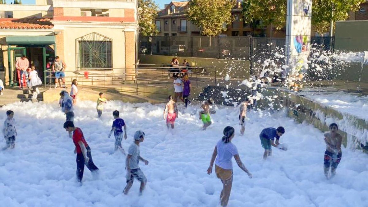 La Regidoria de Joventut inicia el curs 2022/2023 amb una festa de l’espuma a la Casa Jove
