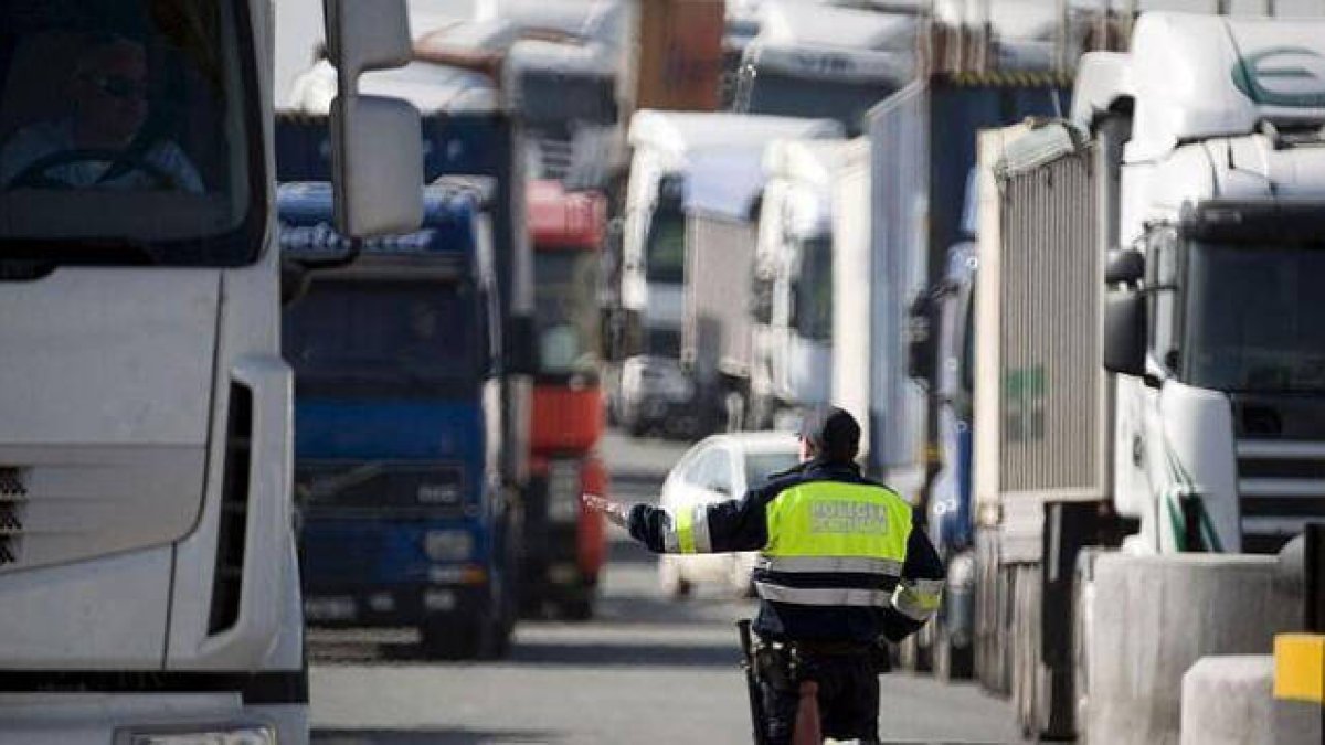 Arranca la huelga indefinida de transportistas en el puerto de Valencia