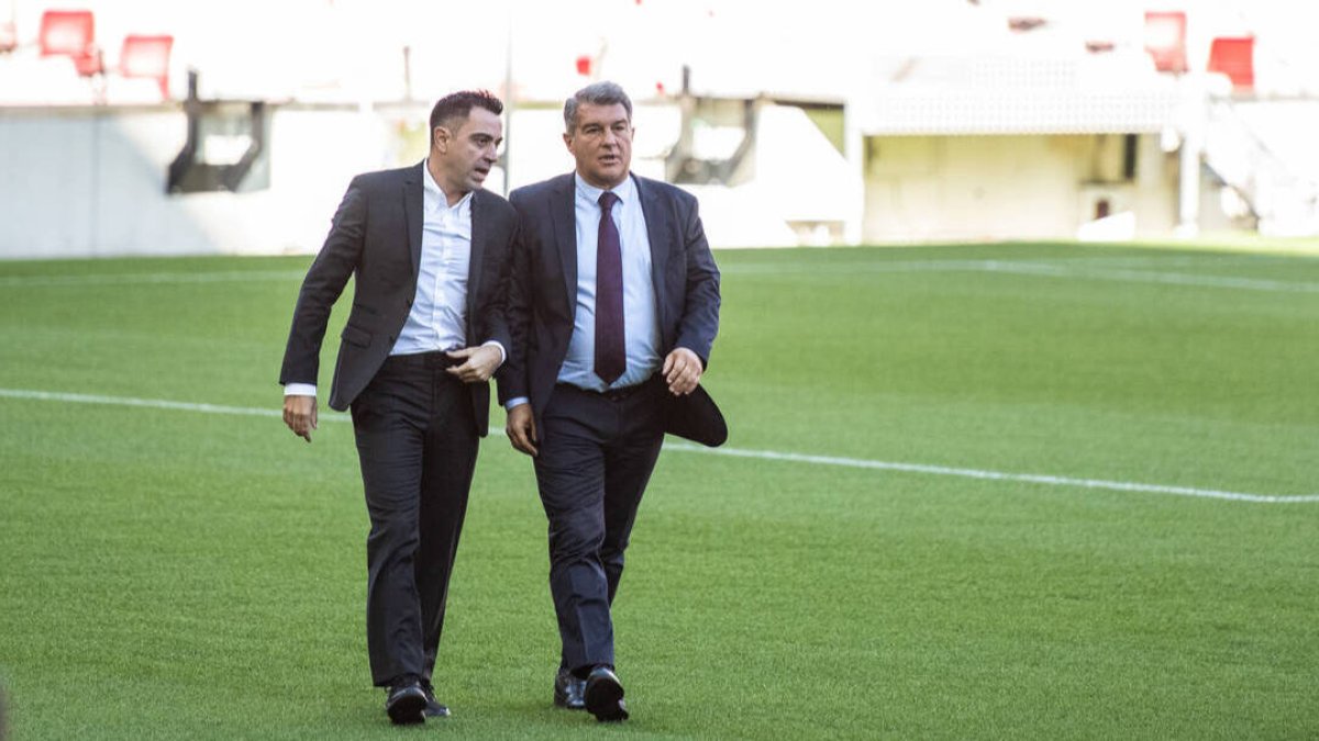 Xavi Hernández y Joan Laporta, en la presentación del primero como técnico del FC Barcelona.